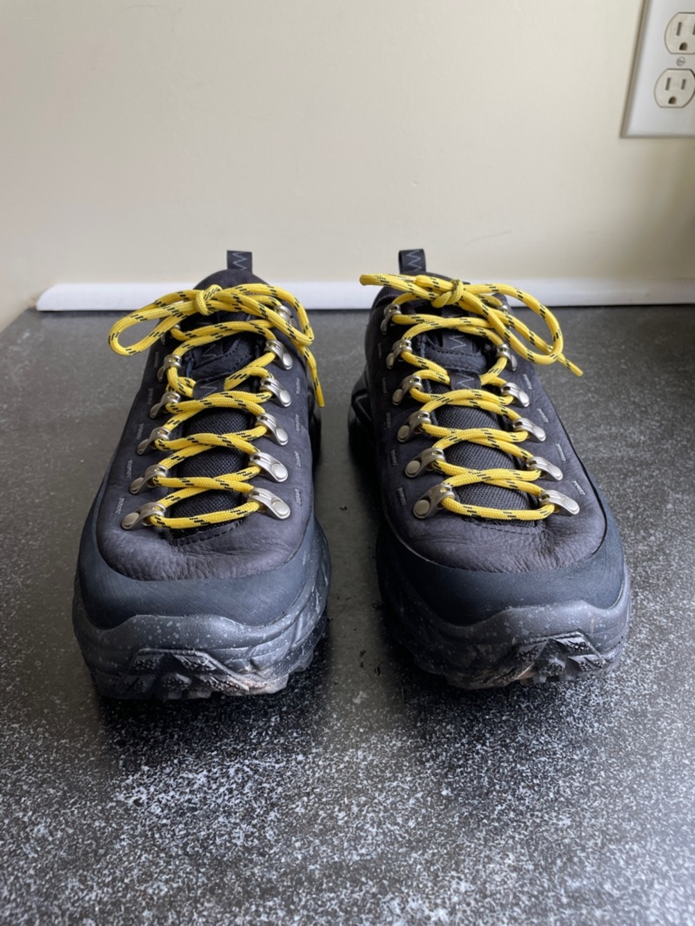 EUC Hoka Tor Summit Unisex Trail Shoe Size M6.5/W7.5 Black with Yellow Laces - Picture 4 of 15